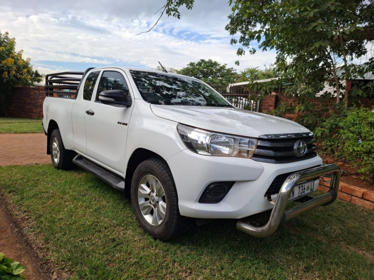 TOYOTA HILUX - image 2