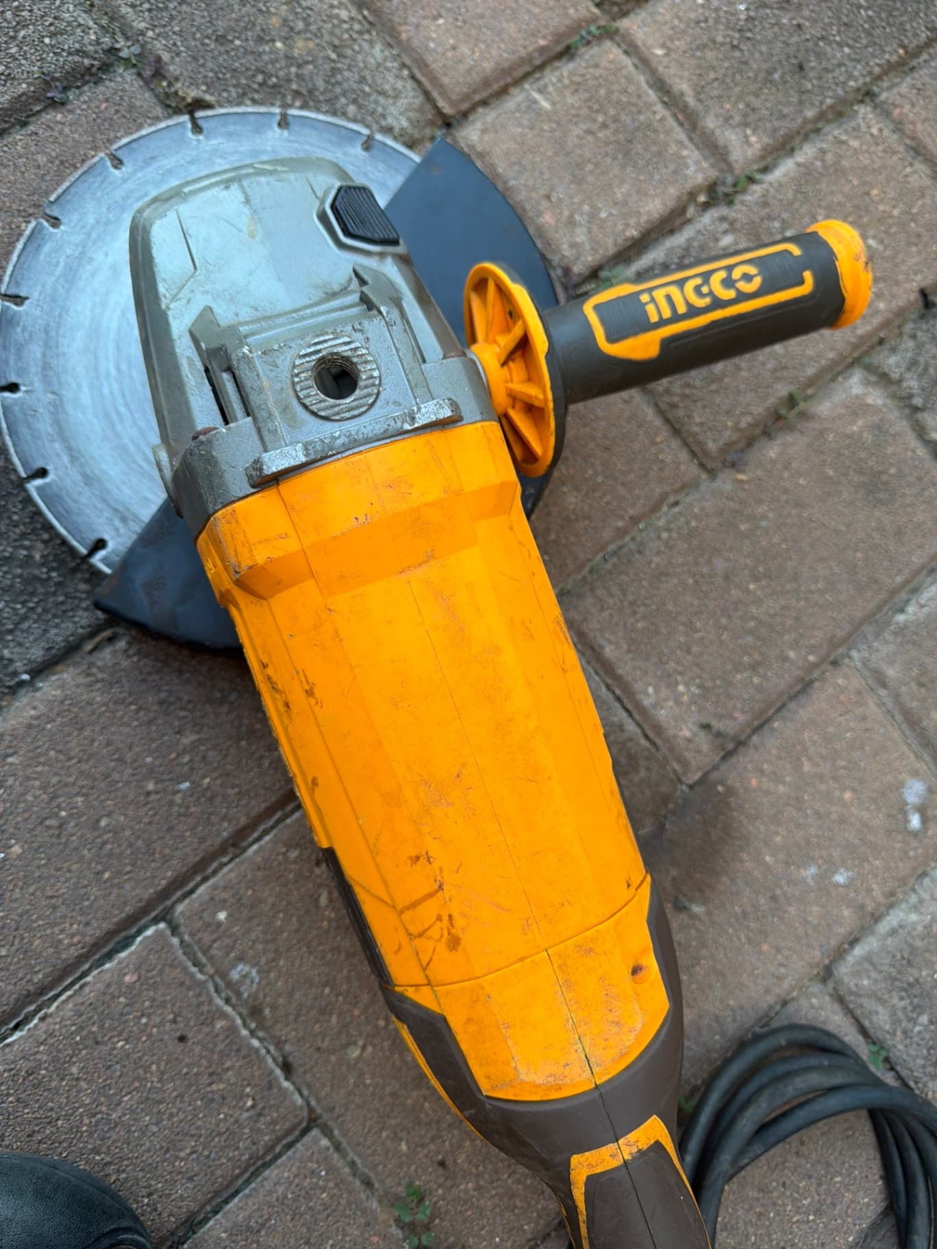 INGCO - INDUSTRIAL GRINDER (230mm) - image 2