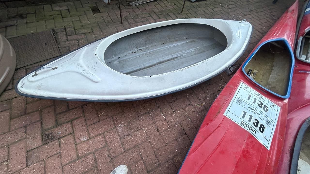 2 x Kano’s en Roeiboot met Roeispane - image 2