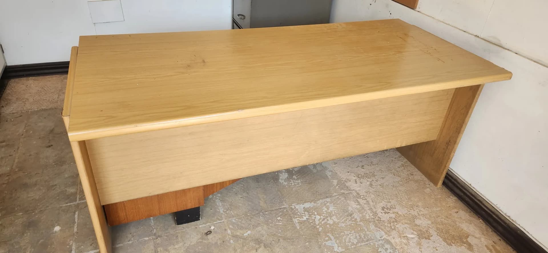 Medium size office desk