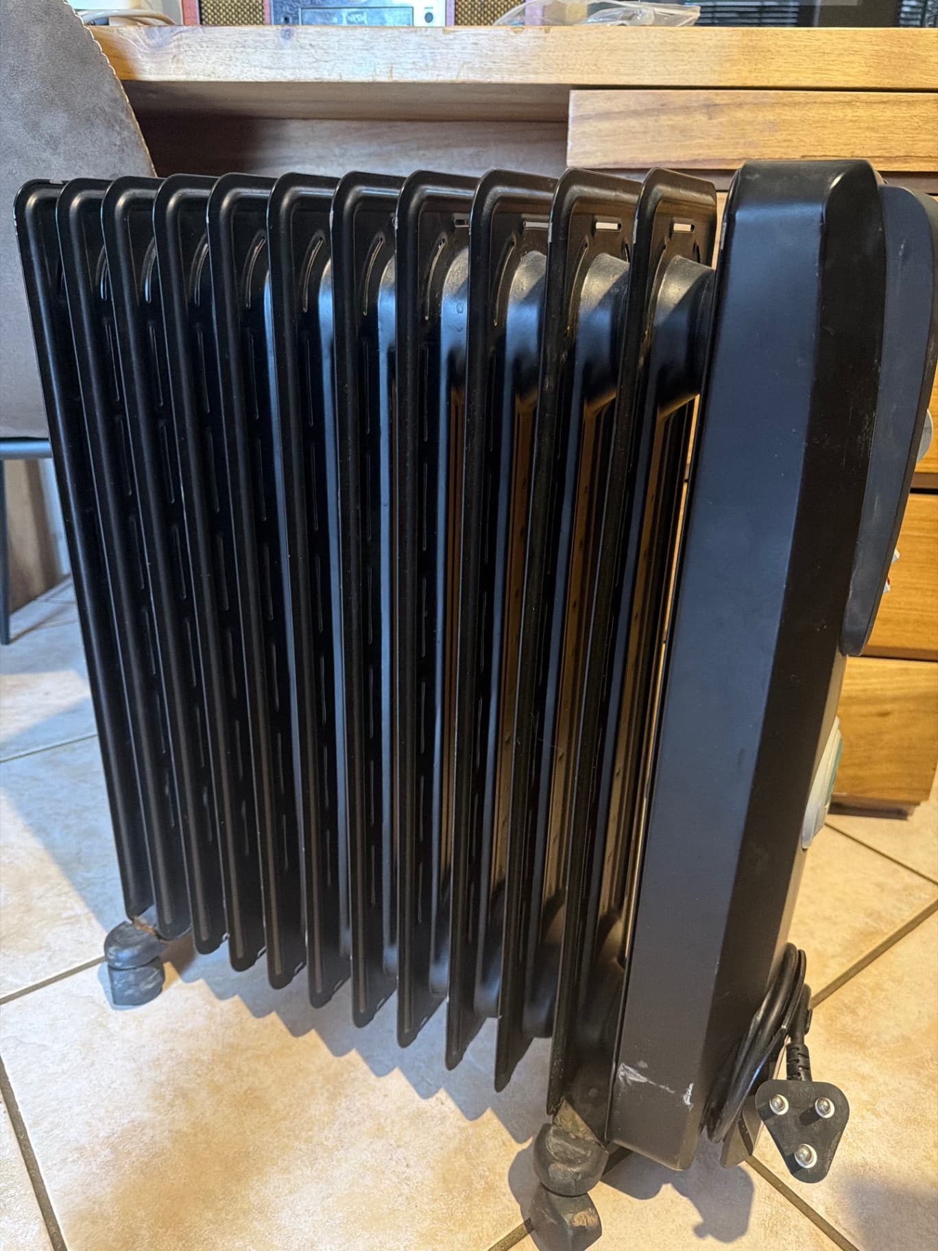 DELONGHI 12-FIN OIL HEATER
