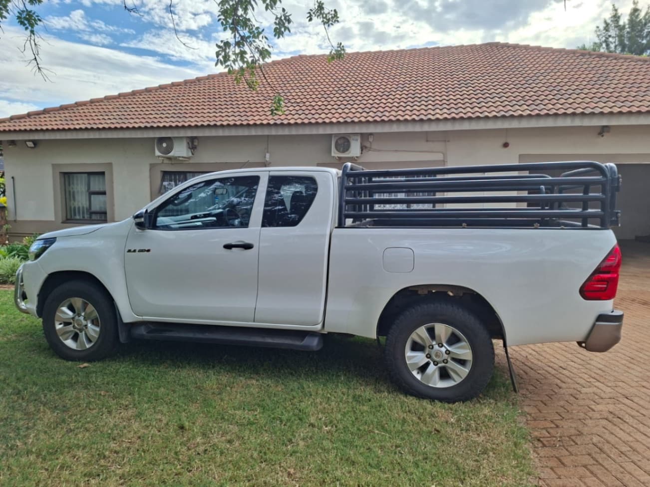 TOYOTA HILUX